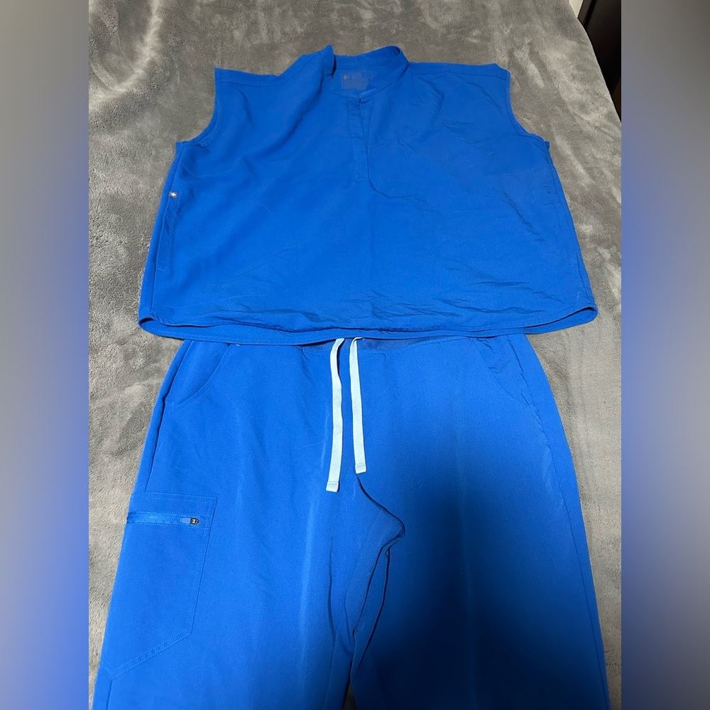 Figs Zamora Jogger pants size 2XL TALL and Rafaela top 2XL. Smoke free home.